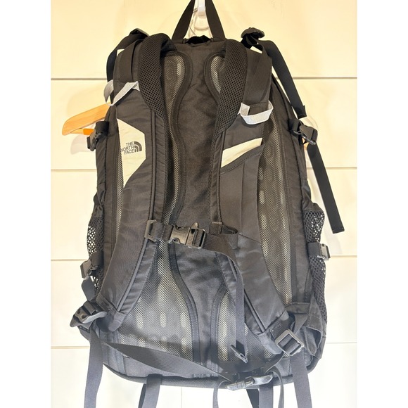 north face borealis women's backpack The Luxe backpack shield The padded shoulder straps Color:Cactus Garden Spade Flower Quilted Fabric